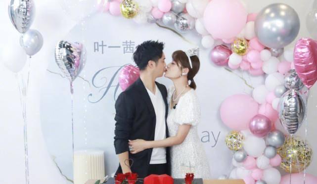 婧婧整理卧室